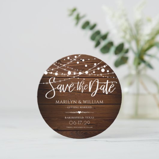 Eenvoudig Rustic Wood en String Lights Wedding Save The Date (Staand voorkant)