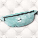 Eenvoudig Schattige Modern Initiaal Monogram Heuptasje<br><div class="desc">Schattige Modern Waterverf Monogram Blauwgroen Blauw baby slabbetje. Een zacht turquoise of blauwgroen blauwe waterverf achtergrond biedt het doek voor een schattig en eigentijds monogram fanny pack, met initialen en naam. Werkt voor een jongen of meisje! Het zwart-wit kleurenpalet van het monogram, samengesteld uit schone, moderne lettertypen gemengd met een...</div>
