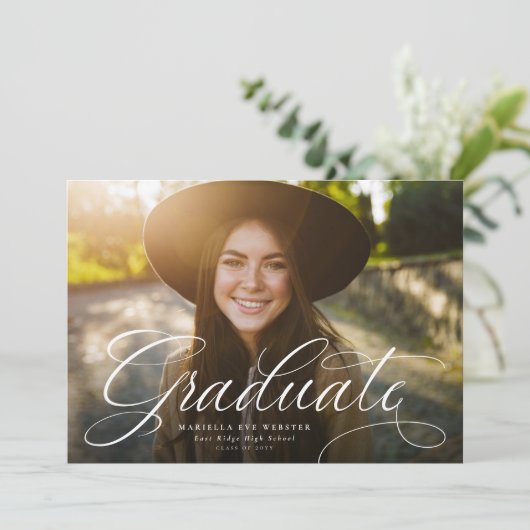 Eenvoudig script afgestudeerd elegant rood afstude aankondiging (Staand voorkant)