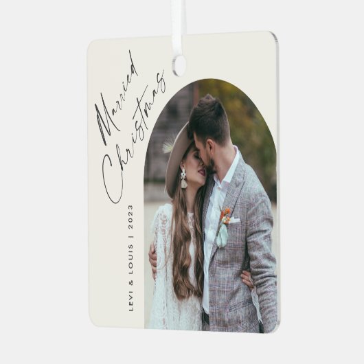 Eenvoudig Script Boho Arch Foto Getrouwd Kerstmis Metalen Ornament (Voorkant links)