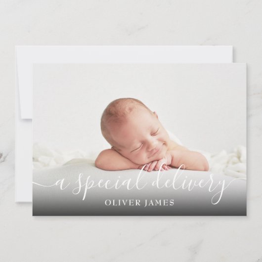 Eenvoudig Script Een Speciale Levering Baby Foto G Aankondiging (Voorkant)