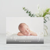 Eenvoudig Script Een Speciale Levering Baby Foto G Aankondiging (Staand voorkant)