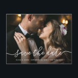 Eenvoudig script | Foto Wedding Save the Date Briefkaart<br><div class="desc">Deze verbluffende bruiloft bewaart de datum briefkaarten kenmerken eenvoudig en grillig wit handgeschreven manuscript,  over uw favoriete persoonlijke foto.</div>