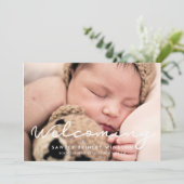 Eenvoudig script Gastvrij baby foto geboorte Aankondiging (Staand voorkant)