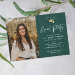 Eenvoudig script Groene foto Graduation Party Kaart<br><div class="desc">Eenvoudig Script Green Photo Graduation Party-uitnodiging met elegant gouden folie pet en minimalistische typografie. Klik op de knop Personaliseren om dit ontwerp aan te passen. Als u verder wilt aanpassen, zoals lettergroottes en achtergrondkleuren wijzigen, klikt u op de knop Personaliseren en scrolt u naar beneden en klikt u op de...</div>