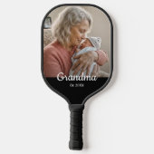 Eenvoudig script Grootmoeder Foto Jaar Zwart Pickleball Paddle (Achterkant)