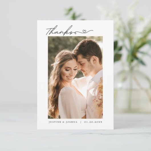 Eenvoudig script Modern met hart bruiloft foto Bedankkaart (Staand voorkant)