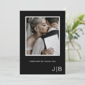 Eenvoudig script modern zwart wit monogram foto bedankkaart (Staand voorkant)