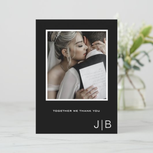 Eenvoudig script modern zwart wit monogram foto bedankkaart (Staand voorkant)