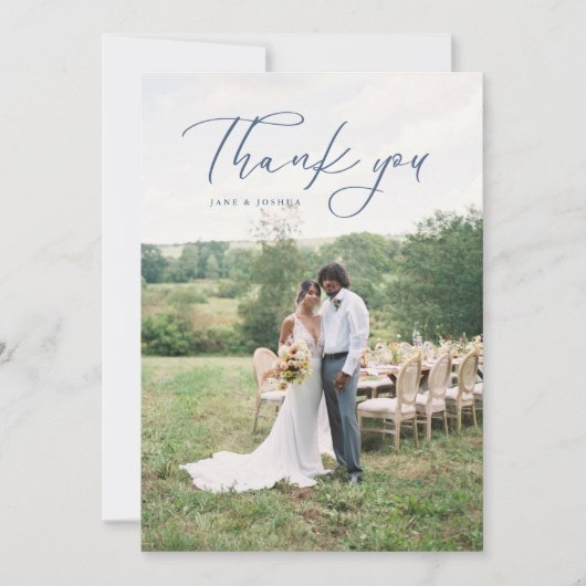 Eenvoudig script Moderne bruiloft foto blauw Bedankkaart (Voorkant)