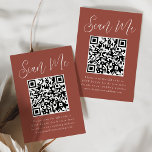 Eenvoudig script QR Code Weduwschap RSVP Informatiekaartje<br><div class="desc">Maak het voor gasten gemakkelijk aan RSVP aan uw bruiloft of gebeurtenis met deze moderne trouwkaarten RSVP met QR code. De elegante kaarten van de trouwomhulling tonen "Scannen me"in een grillig wit manuscript met een roestachtergrond. Pas de kaart aan met uw RSVP-datum, trouwwebsite en instructies voor gasten met behulp van...</div>