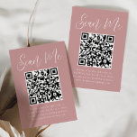 Eenvoudig script Roos QR Code Weddenschap RSVP Informatiekaartje<br><div class="desc">Maak het voor gasten gemakkelijk aan RSVP aan uw bruiloft of gebeurtenis met deze moderne trouwkaarten RSVP met QR code. De elegante kaarten van de trouwomhulling tonen "Scannen me"in een grillig wit manuscript met een stoffige achtergrond van het roos. Pas de kaart aan met uw RSVP-datum, trouwwebsite en instructies voor...</div>
