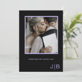 Eenvoudig script zwart & lavendel monogram foto bedankkaart (Staand voorkant)