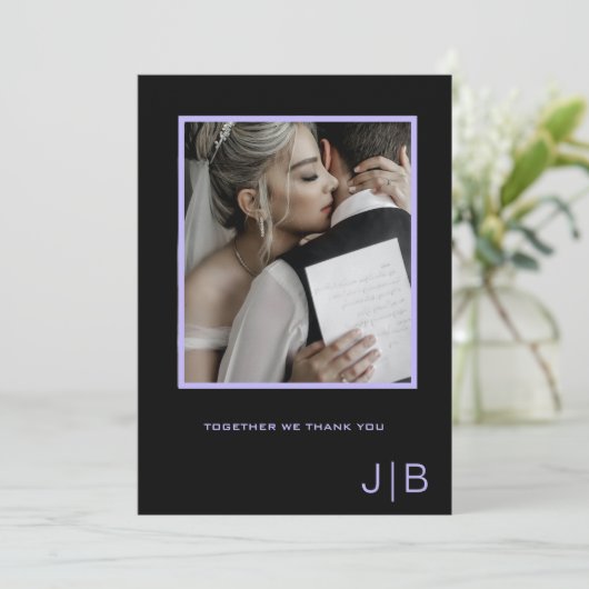 Eenvoudig script zwart & lavendel monogram foto bedankkaart (Staand voorkant)