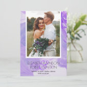 Eenvoudig stijlvol fotohuwelijk Paars sparen de da Save The Date (Staand voorkant)