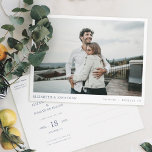 Eenvoudig Stijlvol Moderne Foto Weddenschap Sparen Uitnodiging Briefkaart<br><div class="desc">Deze eenvoudige, stijlvolle, moderne fotobruiloft bewaart de date briefkaart sjabloon uw namen, datum en trouwscène onder uw foto. De standaardtekstkleur aan beide kanten is een elegante middelgrote donkere schaduw van blauw. U zou kunnen verkiezen om de doopvont, de leestekens of de kleur te veranderen die voor diverse tekstelementen van dit...</div>