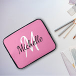 Eenvoudig stijlvol monogram Jouw naam toevoegen    Laptop Sleeve<br><div class="desc">Laptop hoesje met een roze achtergrond en een wit aangepast monogram,  eerste initiaal en voornaam.</div>