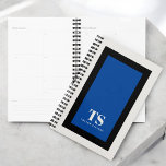 Eenvoudig Stijlvol Monogram Kleur Blok Blauw Planner<br><div class="desc">Dit kleurrijke planner ontwerp heeft klassieke designelementen van een gedurfde contrasterende kleurblok geometrisch rechthoekig lijst in levendig blauw en zwart op een gebroken witte achtergrond. Een tekst sjabloon is inbegrepen met monogram initialen en naam om te personaliseren zoals u wilt. Deze look is stijlvol en verfijnd, maar toch eenvoudig en...</div>