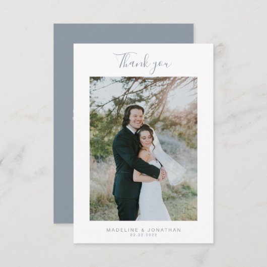 Eenvoudig stoffig blauw elegant script bruiloft bedankkaart (Voorkant / Achterkant)