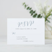 Eenvoudig stoffig blauwe moderne script bruiloft RSVP kaartje (Staand voorkant)