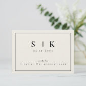 Eenvoudig Strak Monogram Beige Bewaar de Datum V (Staand voorkant)