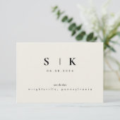 Eenvoudig Strak Monogram Beige Save the Date VI (Staand voorkant)