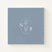 Eenvoudig Stusty Blue Minimal Floral Wedding Guest Notitieboek (Achterkant)