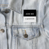 Eenvoudig te lezen Stel me een vraag Lapel Button (In situ)