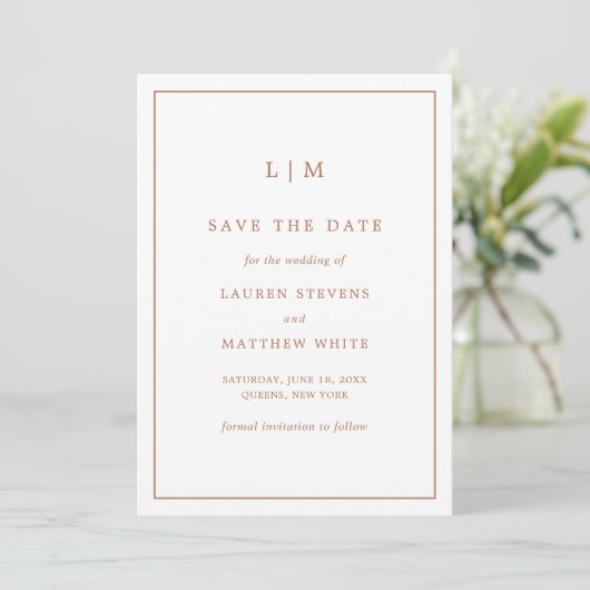 Eenvoudig terracotta monogram elegante bruiloft save the date (Staand voorkant)
