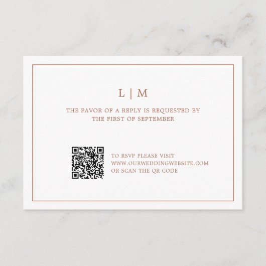 Eenvoudig terracotta monogram QR-code Elegante bru RSVP Kaartje (Voorkant)