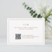 Eenvoudig terracotta monogram QR-code Elegante bru RSVP Kaartje (Staand voorkant)