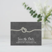 Eenvoudig Twine Knot Chalkboard Save the Date Aankondigingskaart (Staand voorkant)