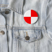 Eenvoudig vierkant rood wit vinkpatroon ronde button 5,7 cm (In situ)