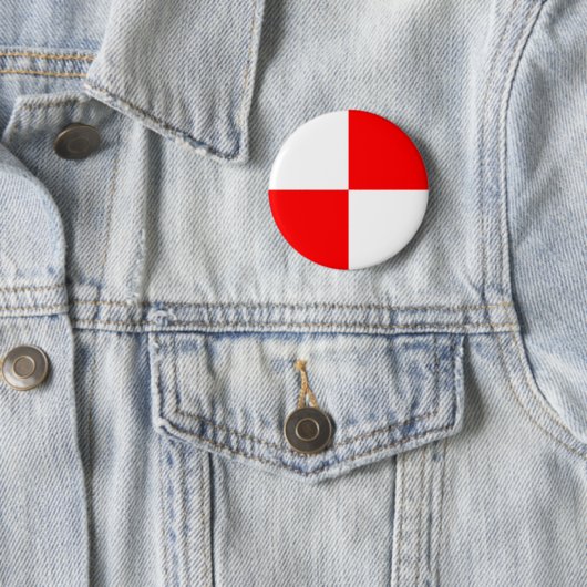 Eenvoudig vierkant rood wit vinkpatroon ronde button 5,7 cm (In situ)