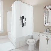 Eenvoudig wit drielettermonogram douchegordijn (In situ)