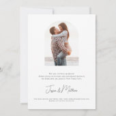 Eenvoudig wit elegant script boog 2 foto bruiloft save the date (Achterkant)
