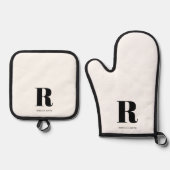 Eenvoudig wit modern monogram ovenwant & pannenlap set (Voorkant)