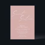 Eenvoudig zoet Zestien | Blush Pink 16th Verjaarda Kaart<br><div class="desc">en simplistische 16e verjaardagsuitnodigingen met kop "Sweet Sixteen" tekst in wit script lettertype op een meisjesachtige blush roze achtergrond. Op de achterkant staat een patroon van het woord "zestien" in het coördinerende schrift. Het omgekeerde zijpatroon en de achtergrondkleur kunnen worden gewijzigd met het ontwerpgereedschap.</div>