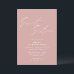 Eenvoudig zoet Zestien | Blush Pink 16th Verjaarda Kaart<br><div class="desc">en simplistische 16e verjaardagsuitnodigingen met kop "Sweet Sixteen" tekst in wit script lettertype op een meisjesachtige blush roze achtergrond. Op de achterkant staat een patroon van het woord "zestien" in het coördinerende schrift. Het omgekeerde zijpatroon en de achtergrondkleur kunnen worden gewijzigd met het ontwerpgereedschap.</div>