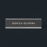 Eenvoudig, zwart bureau naambordje<br><div class="desc">Eenvoudig en modern professioneel.</div>