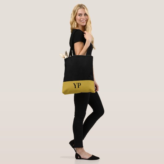 Eenvoudig zwart en goud monogram tote bag (Op model)