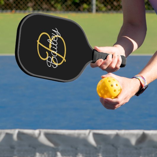 Eenvoudig zwart en goud retroscript monogram pickleball paddle (Insitu)