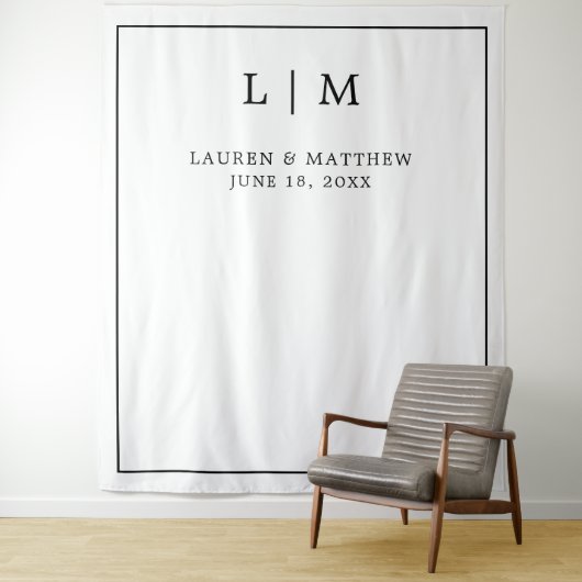 Eenvoudig zwart en wit monogram elegant trouwfeest wandkleed (In situ)