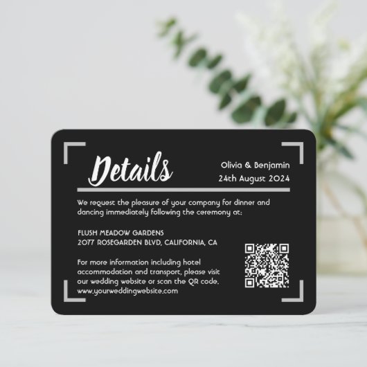Eenvoudig zwart handgeschreven script bruiloft QR- Informatiekaartje (Staand voorkant)