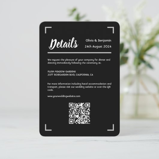Eenvoudig zwart handgeschreven script bruiloft QR- Informatiekaartje (Staand voorkant)