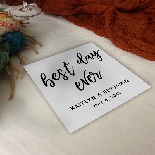 Eenvoudig zwart handschrift beste dag ooit op wit servet