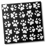 Eenvoudig zwart huisdier hond poot patroon tegeltje<br><div class="desc">Super schattige en moderne kleine print met dierenpootjes in zwart-wit, maar je kunt de achtergrondkleur veranderen om elke kleur te doen met witte pootafdrukken! Perfect voor een leuke print. Geweldig voor dierenliefhebbers en dierenouders, of een dierenarts kantoor of kinderlokker. Veel opties! Of je deze tegel wilt gebruiken als een klein...</div>