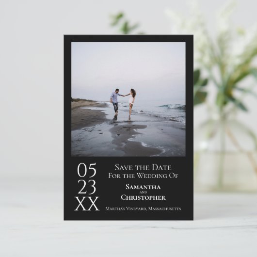 Eenvoudig zwart, modern en minimalistisch fotohuwe save the date (Staand voorkant)