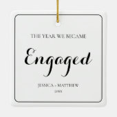 Eenvoudig zwart script Onze eerste kerst verloofd Keramisch Ornament (Achterkant)