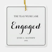 Eenvoudig zwart script Onze eerste kerst verloofd Keramisch Ornament (Voorkant)